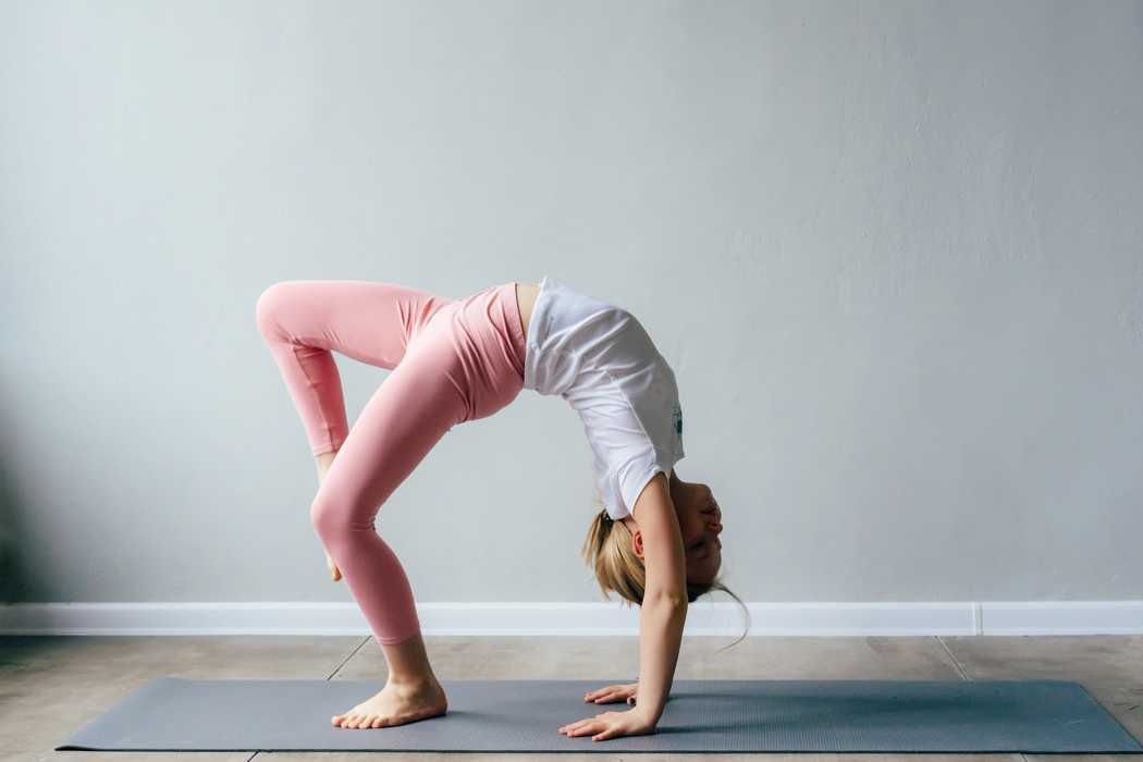 flexible-girl-in-an-acrobatic-pose-in-the-gym-2021-11-16-12-20-02-utc.JPG